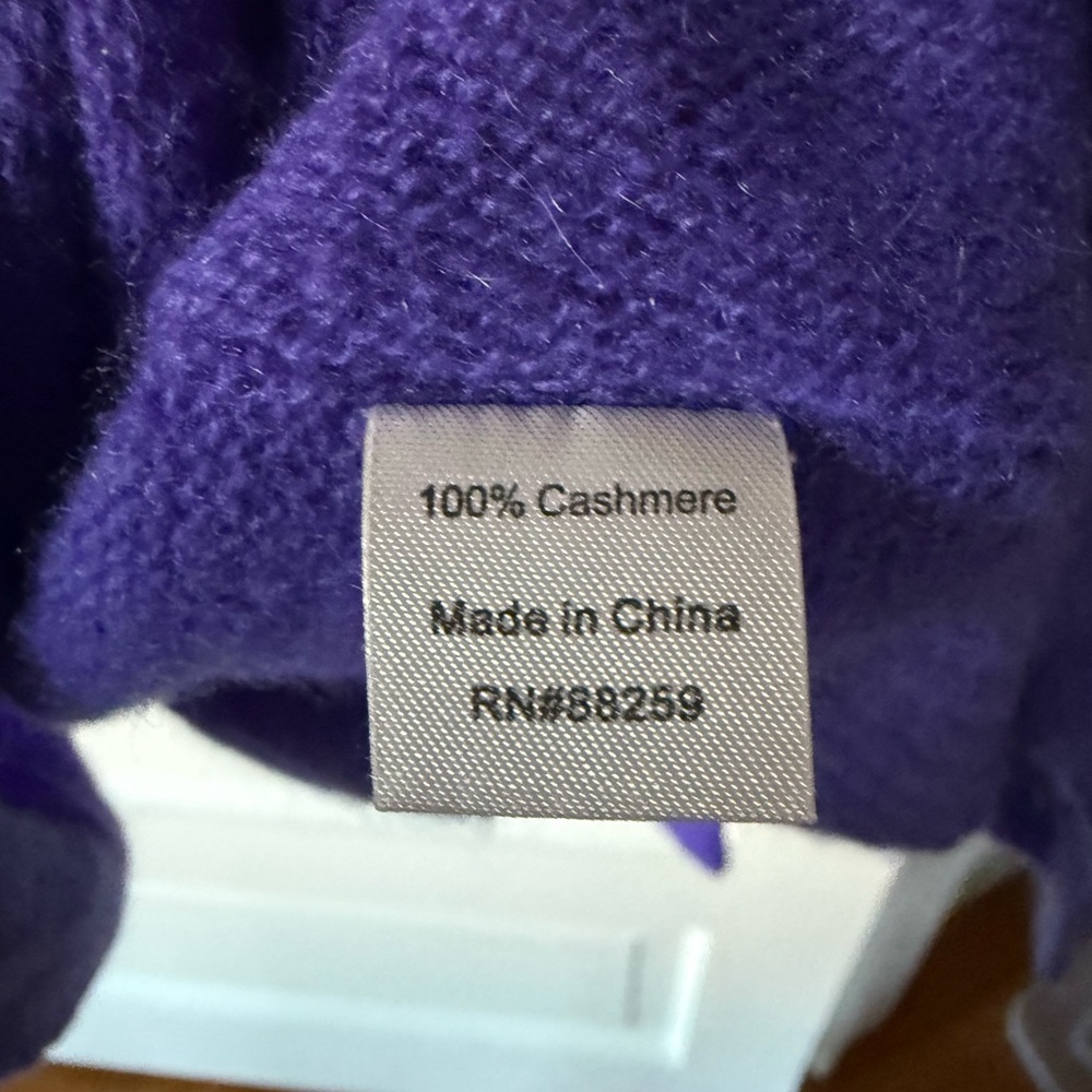 Subtle Luxury Women's Cashmere V-Neck Sweater in Vibrant Purple size S/M - Picture 2 of 4